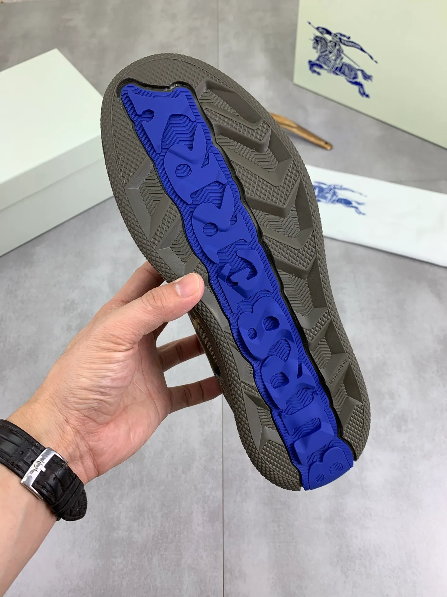 Factory price P580 [BURBERRY] Burberry - High-end quality original order - Upper: imported 🔝 original material - Inner: cowhide lining, feet; water-dyed cowhide - Outsole: ultra-light TPR rubber; two-color molded outsole - Super high quality control · Fine workmanship: highlighted (high-end, extravagance, grade) -Size: 38-46 (Male 38 46 can be customized) · Color: 5️⃣ colors available